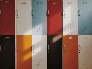 loker yang memiliki warna pintu berbeda-beda